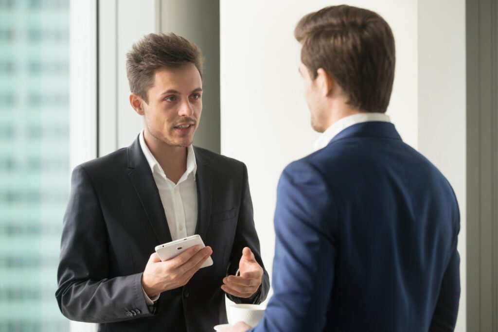 Aiuto psicologico per l'assertività: immagine di uno psicologo che supporta un paziente nella crescita personale