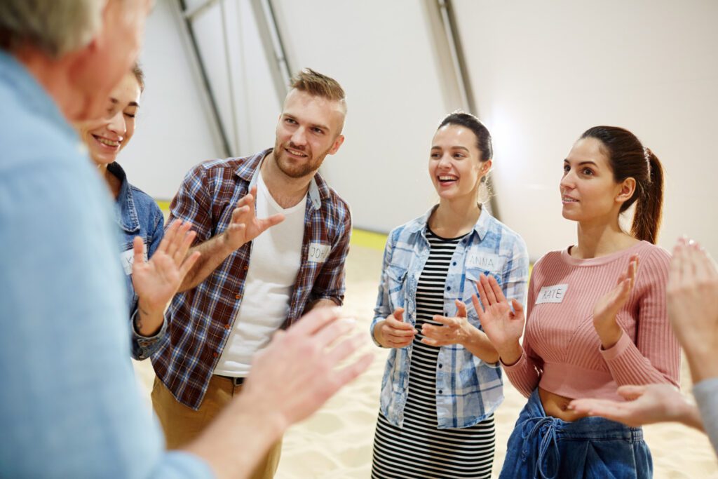 Empatia e assertività: immagine di persone che dialogano in modo costruttivo e rispettoso