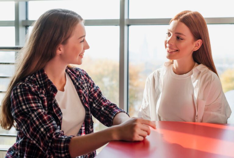 Sviluppa la tua assertività: immagine di una persona che esprime la propria opinione in modo chiaro e rispettoso