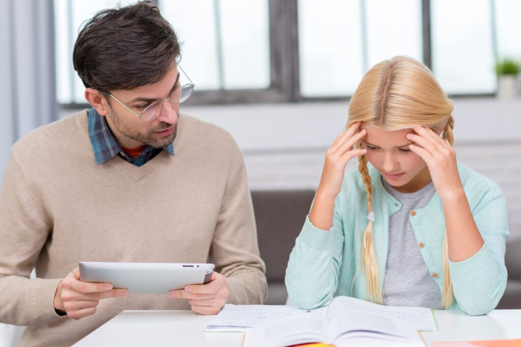 Affrontare il ritiro scolastico del proprio figlio con l'aiuto di uno psicologo