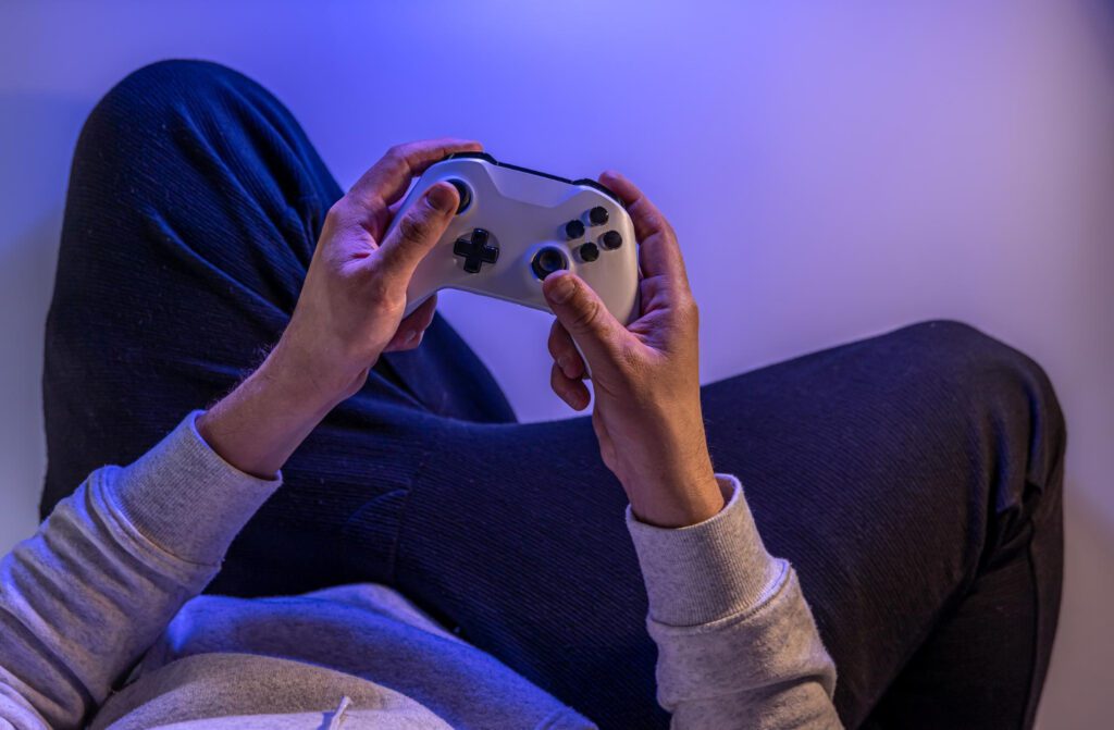Adolescente appassionato di videogiochi: il coinvolgimento eccessivo